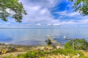 Spacious Waterfront Retreat Near UW-Green Bay